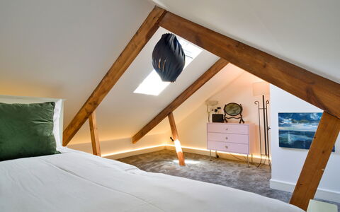Leetor: Diseño De Interiores, Piso, Suelo, Mueble, Pared, Habitación, Madera, Cama, Techo, Habitación