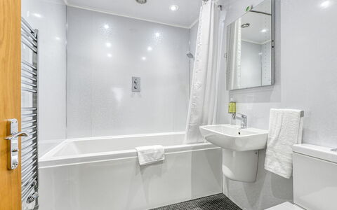 Thistle Cottage: Baño, Diseño De Interiores, Piso, Arreglo De Tubería, Suelo, Bañera, Techo, Ducha, Plomería, Departamento