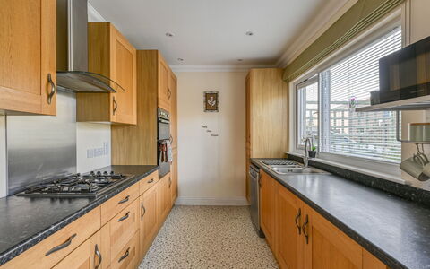 Thistle Cottage: Cocina, Mostrador, Gabinetes, Piso, Diseño De Interiores, Aparato De Cocina, Madera, Suelo, Electrodoméstico, Techo
