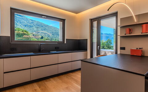 Aura: Diseño De Interiores, Cocina, Mostrador, Piso, Madera, Mueble, Techo, Lámpara, Casa, Gabinetes