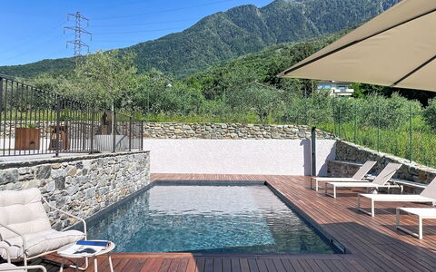 Aura: Accidentes Geográficos Montañosas, Piscina, Montaña, Colina, Cordillera, Mueble Para Exteriores, Cresta, Recurso, Cubierta, Eco Hotel
