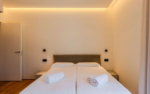 Aura: Diseño De Interiores, Techo, Suelo, Piso, Habitación, Encendiendo, Habitación, Cama, Marco De La Cama, Departamento