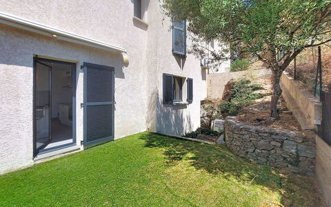 E Follicie: Pared, Barrio Residencial, Casa, Jardín, Patio Interior, Yarda, Hormigón, Inmuebles, Paisajismo, Césped