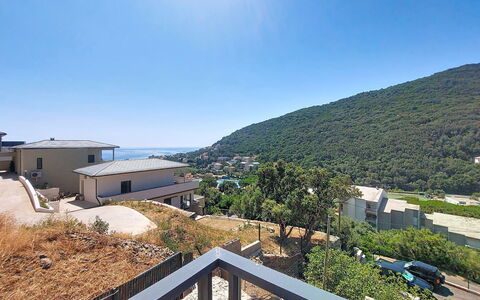 E Follicie: Barrio Residencial, Colina, Techo, Casa, Hill Station, Suburbio, Inmuebles, Balcón, Cresta, Pueblo De Montaña