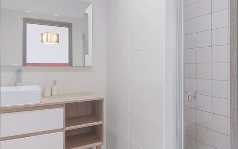 E Follicie: Piso, Pared, Suelo, Diseño De Interiores, Arreglo De Tubería, Mueble De Baño, Baño, Espejo, Lavabo Del Baño, Plomería