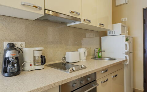 Patti: Aparato De Cocina, Mostrador, Gabinetes, Electrodoméstico, Cocina, Diseño De Interiores, Pequeños Electrodomésticos, Mueble, Piso, Lavabo