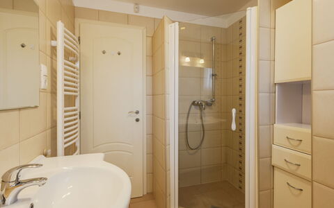 Patti: Piso, Suelo, Arreglo De Tubería, Diseño De Interiores, Madera, Baño, Habitación, Lavabo Del Baño, Plomería, Lavabo