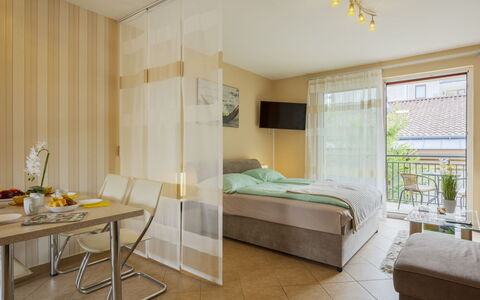 Patti: Diseño De Interiores, Mueble, Suelo, Piso, Habitación, Techo, Encendiendo, Cama, Habitación, Almohada