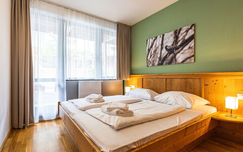 Zell am See 79: Cama, Habitación, Madera, Diseño De Interiores, Piso, Suelo, Techo, Sábana, Mueble, Lecho