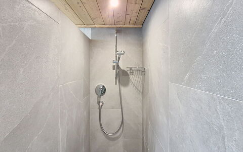 Ferienhaus Dinkl: Piso, Suelo, Arreglo De Tubería, Techo, Alcachofa De La Ducha, Loseta, Baño, Plomería, Ducha