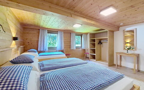 Ferienhaus Dinkl: Casa, Cabaña, Habitación, Techo, Cama, Eco Hotel, Madera Dura, Hotel, Manchas De Madera, Lecho