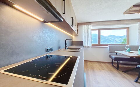 Ferienhaus Dinkl: Diseño De Interiores, Piso, Techo, Cocina, Mostrador, Lámpara, Encendiendo, Habitación, Suelo, Casa