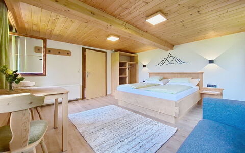 Ferienhaus Dinkl: Techo, Piso, Diseño De Interiores, Habitación, Habitación, Suelos De Madera, Hotel, Madera Dura, Suite, Manchas De Madera