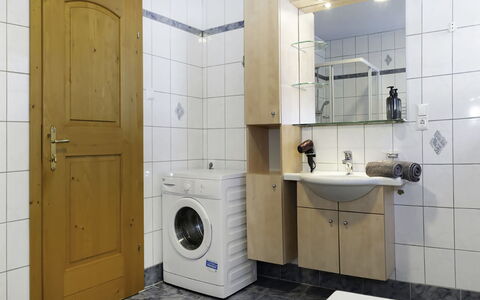 Grub: Arreglo De Tubería, Piso, Lavabo, Suelo, Lavabo Del Baño, Madera, Diseño De Interiores, Lavadora, Baño, Grifo