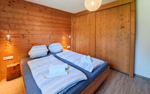 Grub: Diseño De Interiores, Piso, Madera, Suelo, Techo, Mueble, Habitación, Habitación, Cama, Manchas De Madera