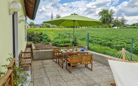 Haus Valentin: Mueble, Mesa, Mueble Para Exteriores, Silla, Mesa Al Aire Libre, Cocina Y Comedor Mesa, Jardín, Sombra, Patio Interior