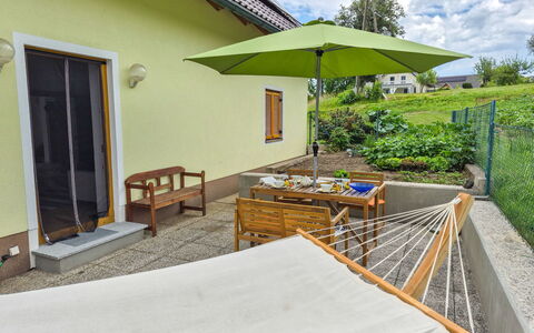 Haus Valentin: Mueble, Mueble Para Exteriores, Silla, Piso, Mesa, Sombra, Maceta, Jardín, Mesa Al Aire Libre, Paraguas
