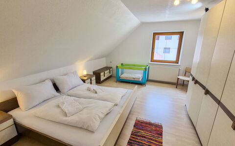 Haus Valentin: Diseño De Interiores, Habitación, Piso, Suelo, Cama, Madera, Techo, Habitación, Mueble, Sábana
