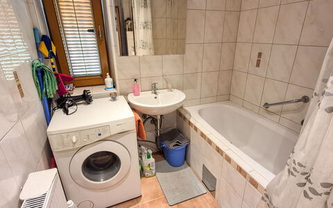 Haus Valentin: Lavadora, Arreglo De Tubería, Baño, Piso, Suelo, Cuarto De Lavado, Secadora De Ropa, Diseño De Interiores, Grifo, Plomería