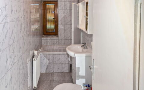 Haus Valentin: Arreglo De Tubería, Piso, Baño, Suelo, Lavabo Del Baño, Lavabo, Diseño De Interiores, Grifo, Plomería, Baño