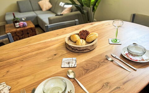 Eifelhuis im Salmtal: Mueble, Vajilla, Mesa, Comida, Utensilios Para Servir, Vajilla, Plato, Cocina Y Comedor Mesa, Comedor, Silla
