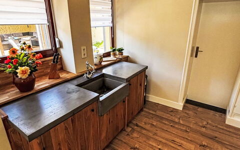 Eifelhuis im Salmtal: Piso, Madera, Suelos De Madera, Mostrador, Suelo, Gabinetes, Cocina, Fregadero, Mueble, Diseño De Interiores