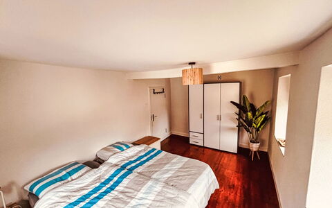 Eifelhuis im Salmtal: Mueble, Diseño De Interiores, Cama, Suelo, Piso, Pared, Habitación, Habitación, Madera, Techo