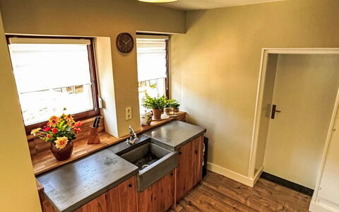 Eifelhuis im Salmtal: Piso, Madera, Mostrador, Diseño De Interiores, Cocina, Suelo, Suelos De Madera, Gabinetes, Electrodoméstico, Mueble