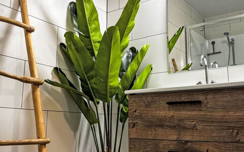 Eifelhuis im Salmtal: Diseño De Interiores, Piso, Suelo, Mueble De Baño, Arreglo De Tubería, Planta De Casa, Material Natural, Baño, Lámpara, Loseta