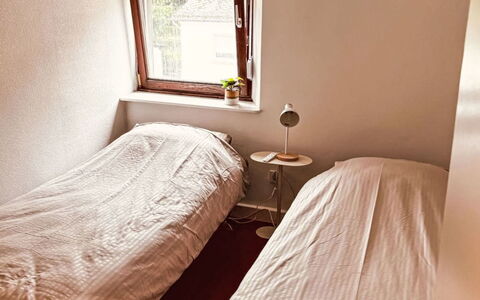 Eifelhuis im Salmtal: Cama, Habitación, Suelo, Pared, Sábana, Madera, Lecho, Piso, Linos, Diseño De Interiores