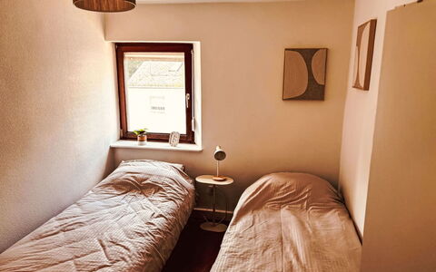 Eifelhuis im Salmtal: Pared, Cama, Habitación, Suelo, Madera, Sábana, Piso, Diseño De Interiores, Lecho, Mueble