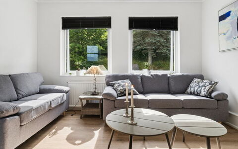 Görel - 250M from the Sea: Mueble, Diseño De Interiores, Sofá, Piso, Suelo, Pared, Sala, Madera, Habitación, Casa