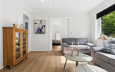 Görel - 250M from the Sea: Piso, Suelos De Madera, Suelo, Diseño De Interiores, Mueble, Madera, Suelo Laminado, Sala, Sofá, Techo