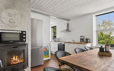 Görel - 250M from the Sea: Madera, Electrodoméstico, Diseño De Interiores, Techo, Aparato De Cocina, Cocina, Piso, Mueble, Encendiendo, Estufa