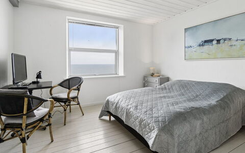 Görel - 250M from the Sea: Habitación, Cama, Suelo, Piso, Sábana, Lecho, Madera, Diseño De Interiores, Mueble, Techo