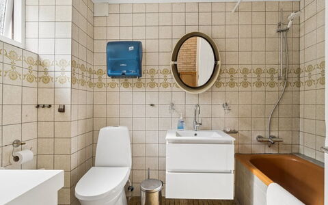 Görel - 250M from the Sea: Asiento Del Baño, Baño, Baño, Arreglo De Tubería, Piso, Suelo, Diseño De Interiores, Plomería, Loseta, Lavabo