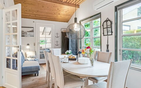 Unto - 6Km from the Sea: Mueble, Diseño De Interiores, Piso, Mesa, Lámpara, Silla, Madera, Suelo, Techo, Comedor