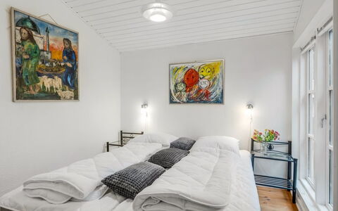Unto - 6Km from the Sea: Diseño De Interiores, Habitación, Techo, Cama, Suelo, Piso, Lecho, Sábana, Casa, Mueble