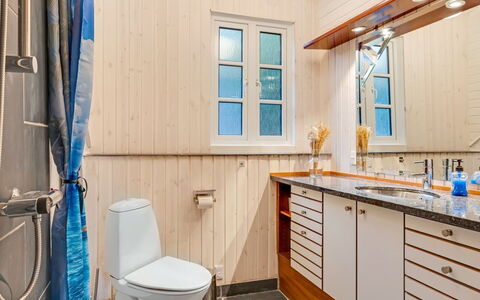 Unto - 6Km from the Sea: Arreglo De Tubería, Madera, Piso, Diseño De Interiores, Lavabo, Baño, Suelo, Grifo, Lavabo Del Baño, Mueble De Baño