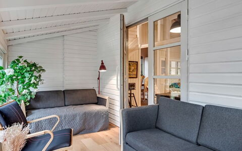 Unto - 6Km from the Sea: Piso, Mueble, Madera, Suelo, Diseño De Interiores, Sofá, Suelos De Madera, Sala, Casa, Habitación