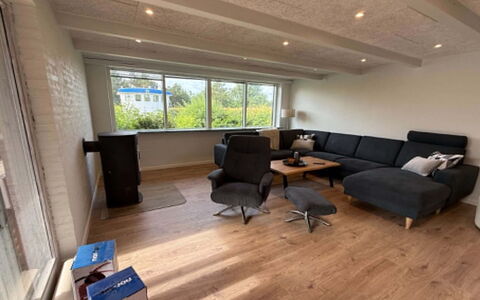 Alette - 400M from the Sea: Mueble, Piso, Diseño De Interiores, Suelo, Madera, Suelos De Madera, Techo, Sofá, Sala, Habitación