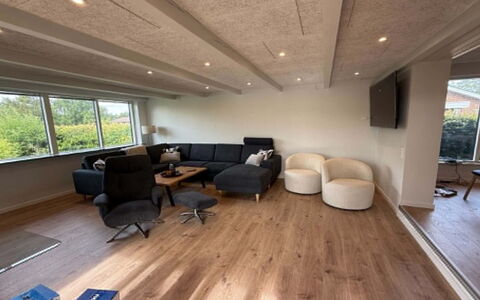 Alette - 400M from the Sea: Piso, Diseño De Interiores, Suelo, Mueble, Suelos De Madera, Madera, Techo, Sofá, Sala, Habitación