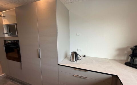 Alette - 400M from the Sea: Piso, Diseño De Interiores, Cocina, Gabinetes, Mostrador, Suelo, Aparato De Cocina, Electrodoméstico, Techo, Mueble