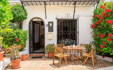 Carmen: Maceta, Puerta, Planta De Casa, Mueble, Balcón, Mueble Para Exteriores, Silla, Mesa Al Aire Libre, Porche