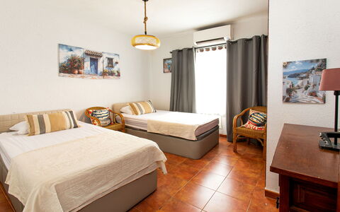 Carmen: Mueble, Cama, Habitación, Madera, Diseño De Interiores, Suelo, Piso, Sábana, Lecho, Marco De La Cama