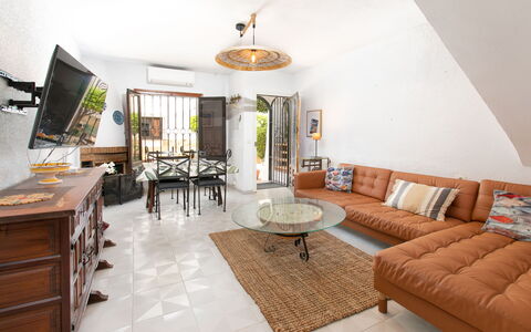 Carmen: Mueble, Diseño De Interiores, Piso, Pared, Suelo, Sofá, Madera, Sala, Mesa, Habitación