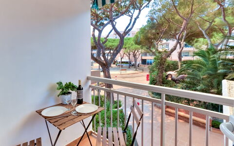 Cannes: Porche, Mueble Para Exteriores, Balcón, Sombra, Manchas De Madera, Mesa Al Aire Libre, Silla, Planta De Casa, Cerca