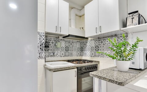 Cannes: Cocina, Aparato De Cocina, Electrodoméstico, Mostrador, Diseño De Interiores, Piso, Gabinetes, Suelo, Casa, Electrodoméstico