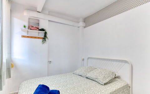Cannes: Cama, Habitación, Lecho, Sábana, Pared, Diseño De Interiores, Linos, Mueble, Suelo, Textil