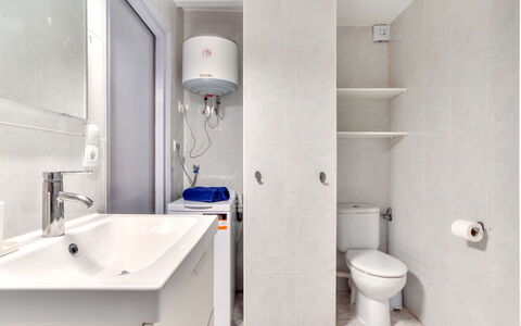 Cannes: Asiento Del Baño, Baño, Arreglo De Tubería, Baño, Piso, Suelo, Lavabo, Plomería, Diseño De Interiores, Grifo